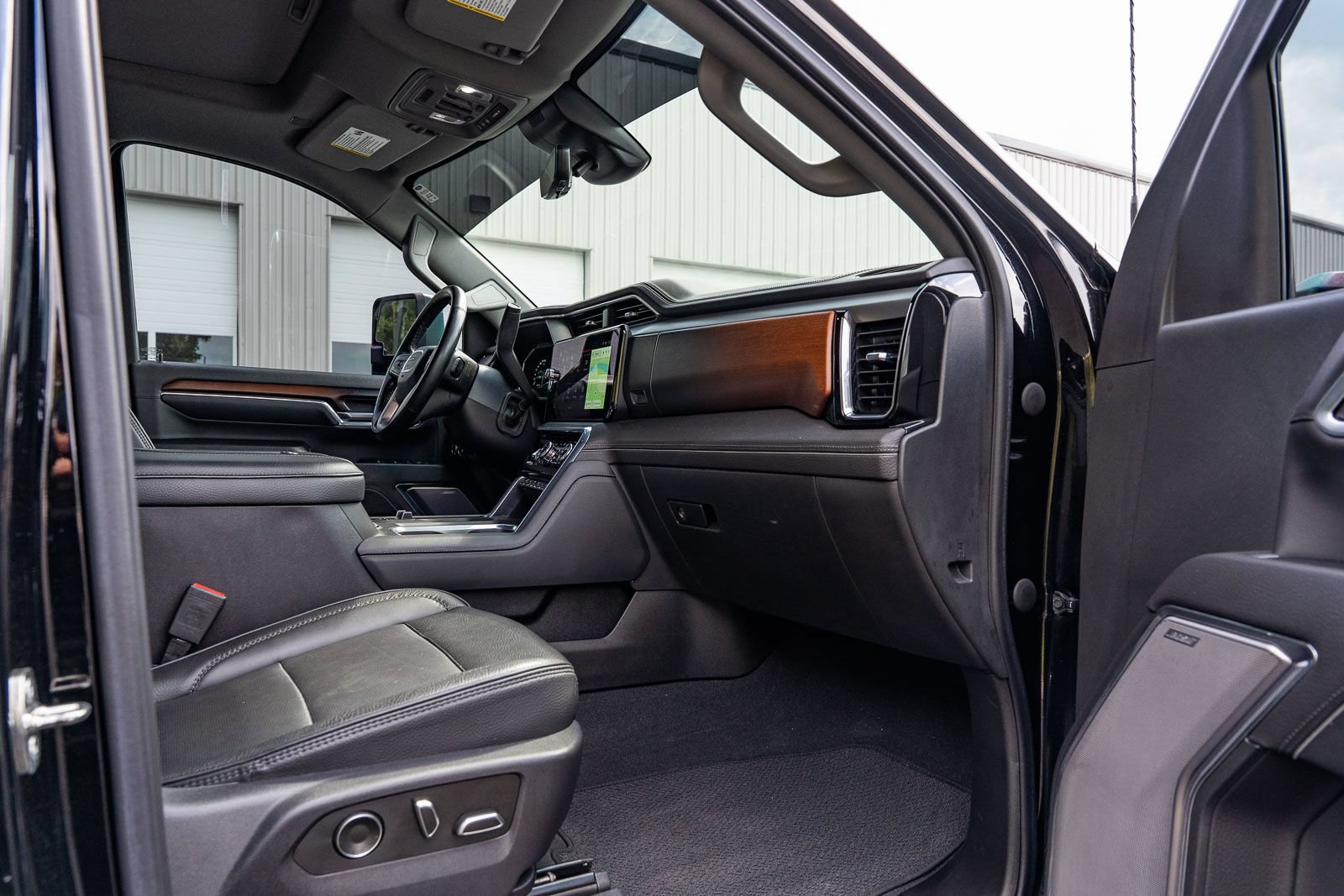 Used 2024 GMC Sierra 2500 Denali w/ Denali Reserve Package AWD/4WD image 11