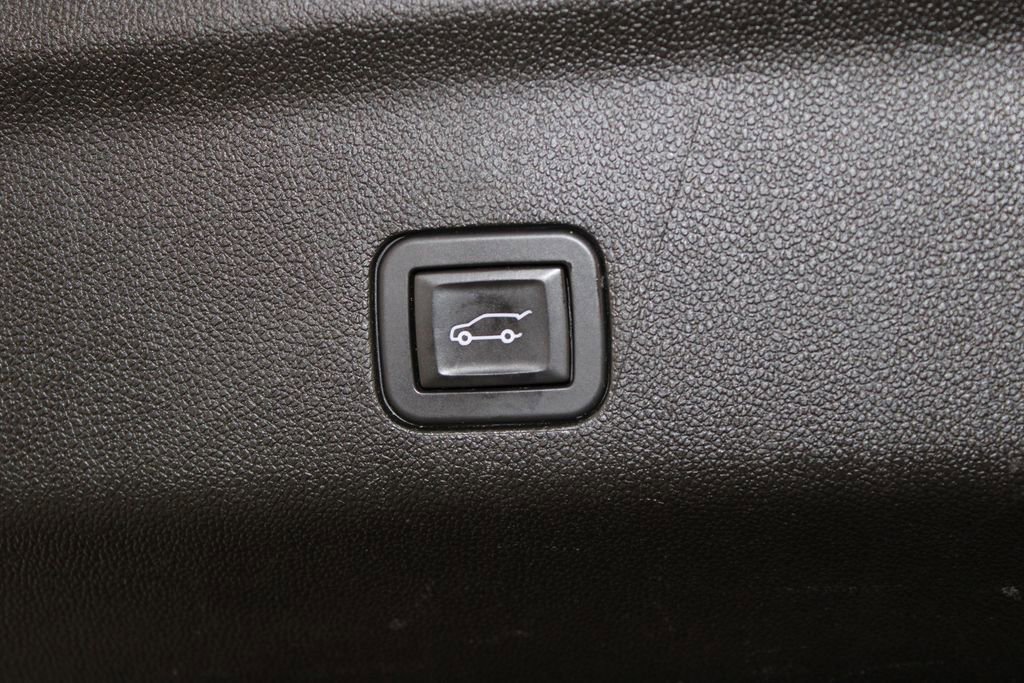 Used 2023 Chevrolet Suburban Z71 w/ Luxury Package image 20