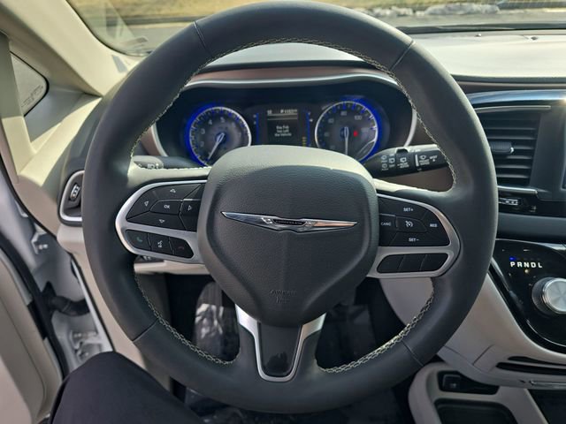 Used 2022 Chrysler Voyager LX image 14