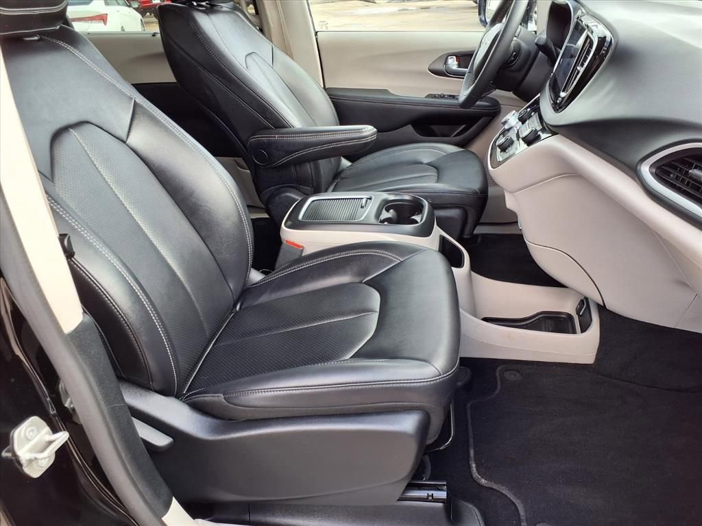 Used 2024 Chrysler Pacifica Touring-L image 30