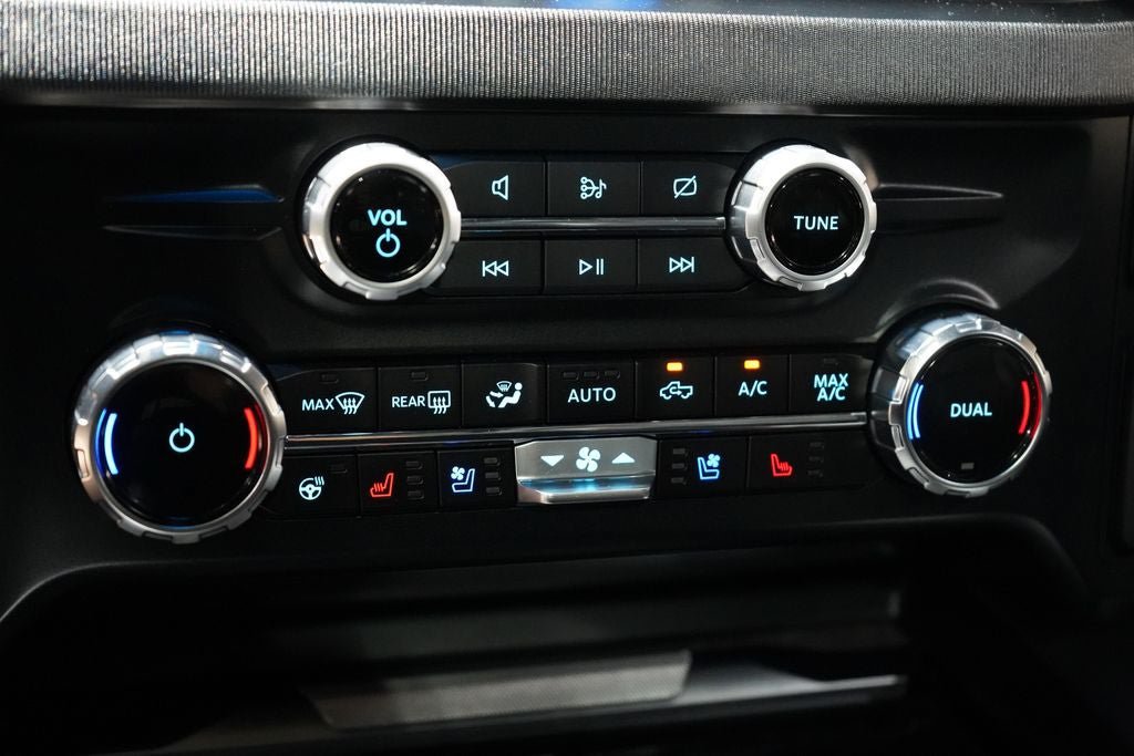 Certified 2023 Ford F350 Platinum w/ FX4 Off-Road Package AWD/4WD image 34