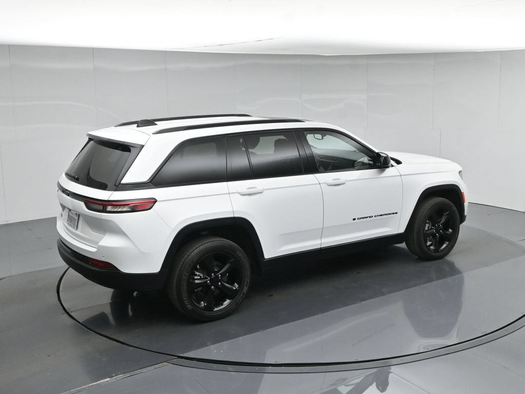 Used 2023 Jeep Grand Cherokee Altitude AWD/4WD image 44