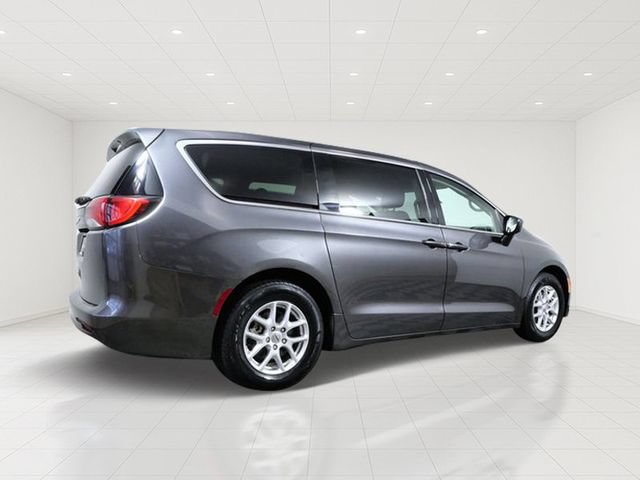 Used 2022 Chrysler Voyager LX FWD image 6