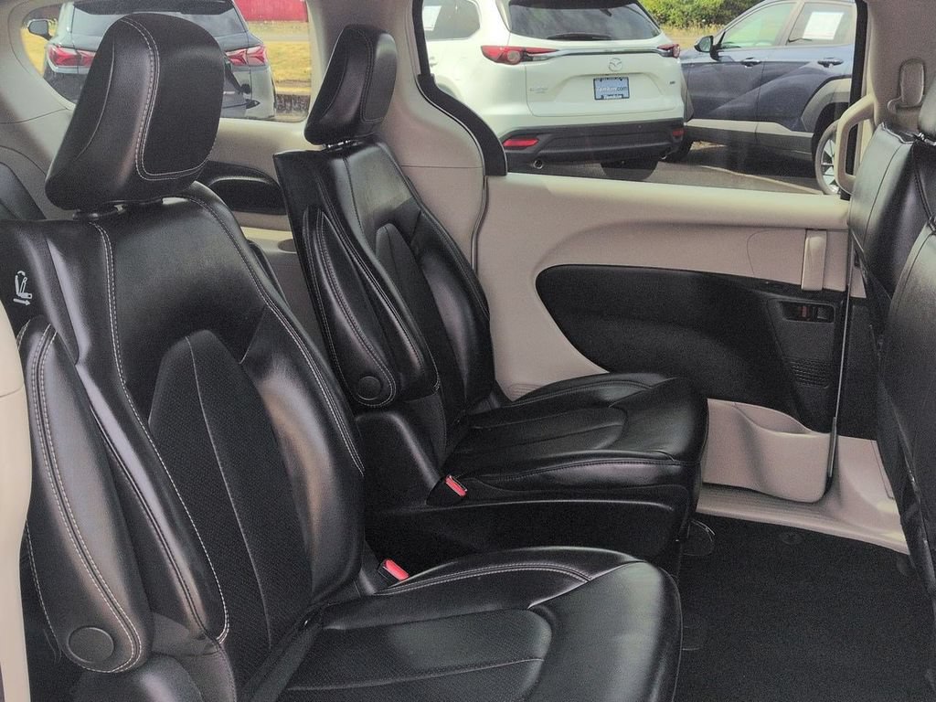 Used 2023 Chrysler Pacifica Touring-L FWD image 28