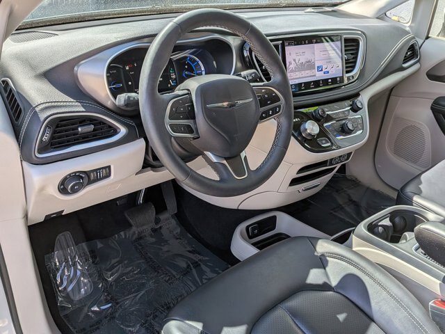 Used 2023 Chrysler Pacifica Touring-L FWD image 17