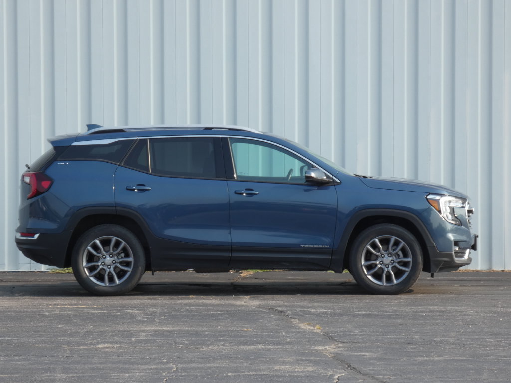 Used 2024 GMC Terrain SLT AWD/4WD image 2