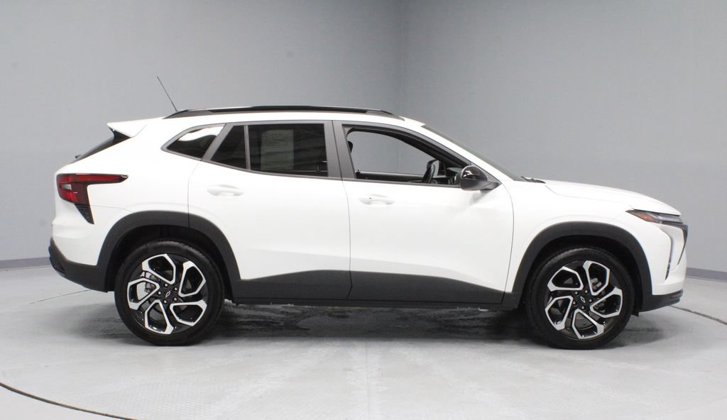 Used 2024 Chevrolet Trax RS w/ Sunroof Package FWD image 11