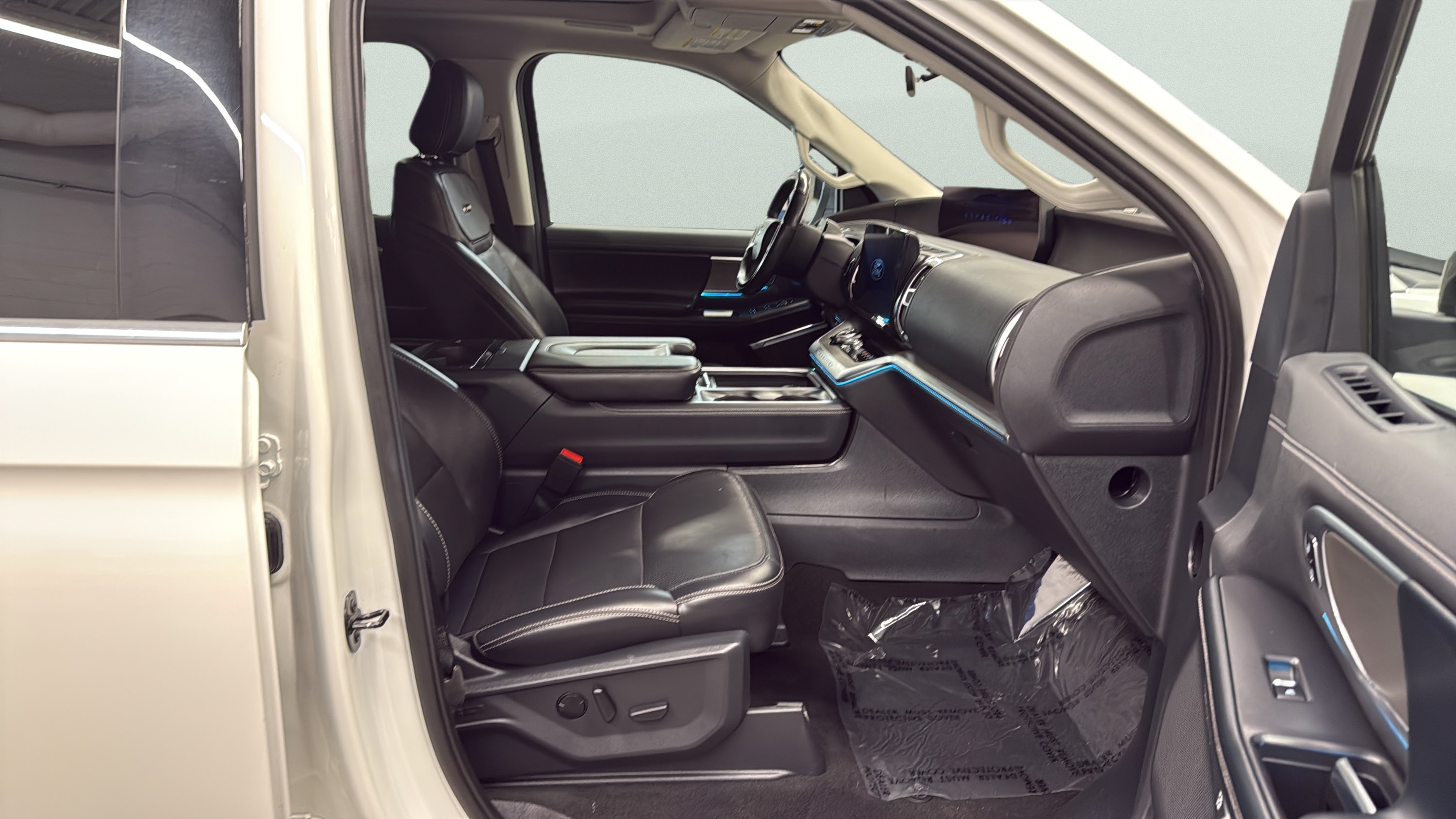 Certified 2025 Ford Expedition Max Platinum w/ Driver's Package AWD/4WD image 17