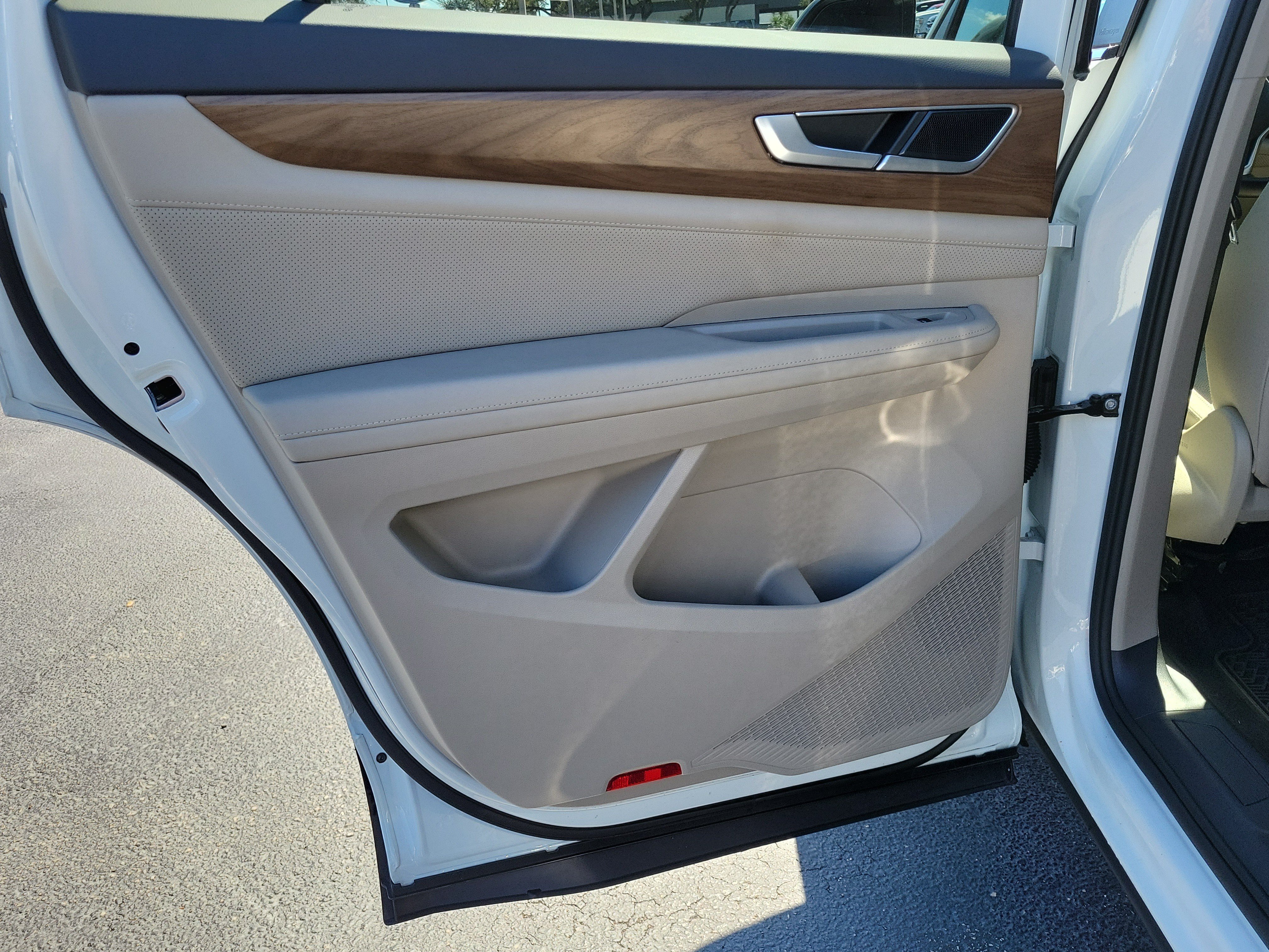 Used 2025 Volkswagen Atlas SE FWD image 11
