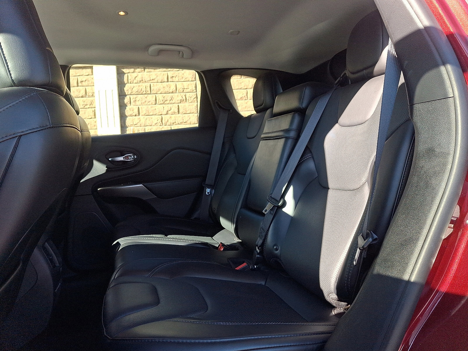 Used 2019 Jeep Cherokee Limited image 10