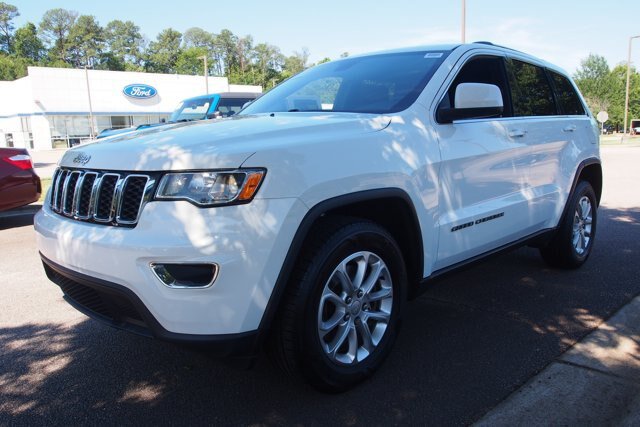 Used 2021 Jeep Grand Cherokee Laredo RWD image 3