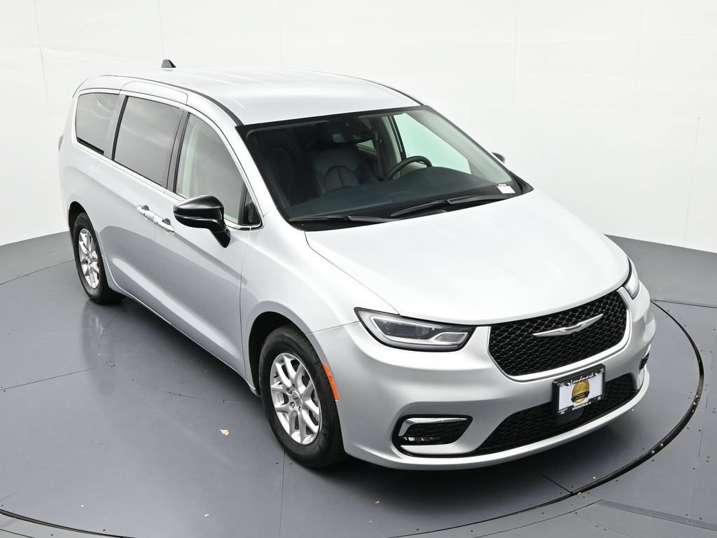 Used 2024 Chrysler Pacifica Touring-L FWD image 16