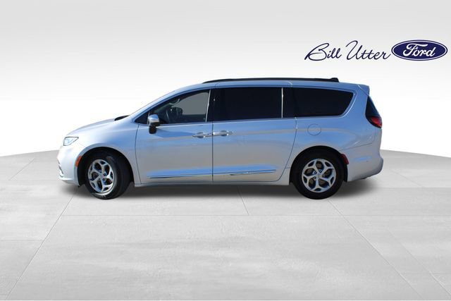 Used 2023 Chrysler Pacifica Limited image 2