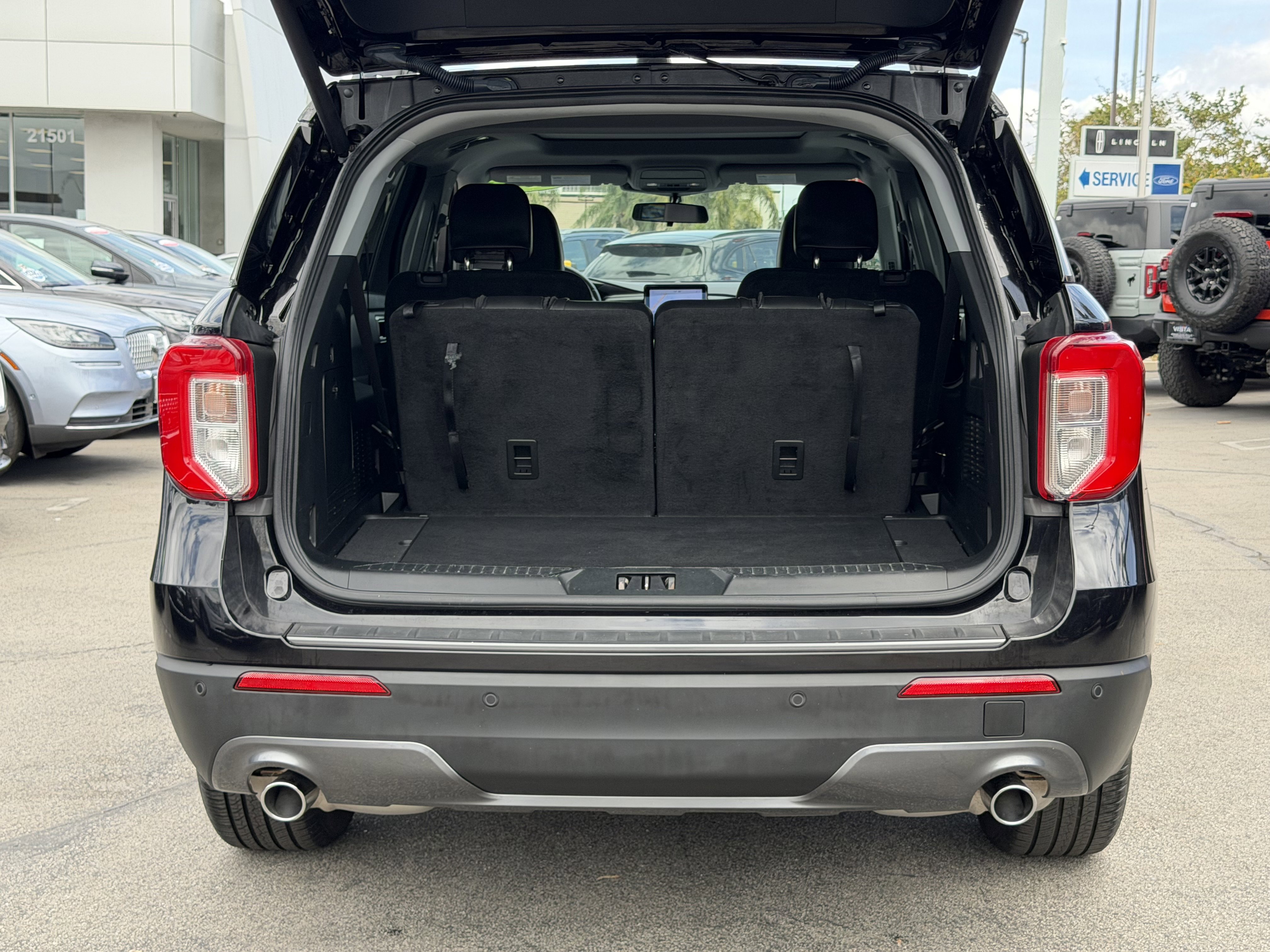 Certified 2023 Ford Explorer XLT w/ Equipment Group 202A RWD image 9