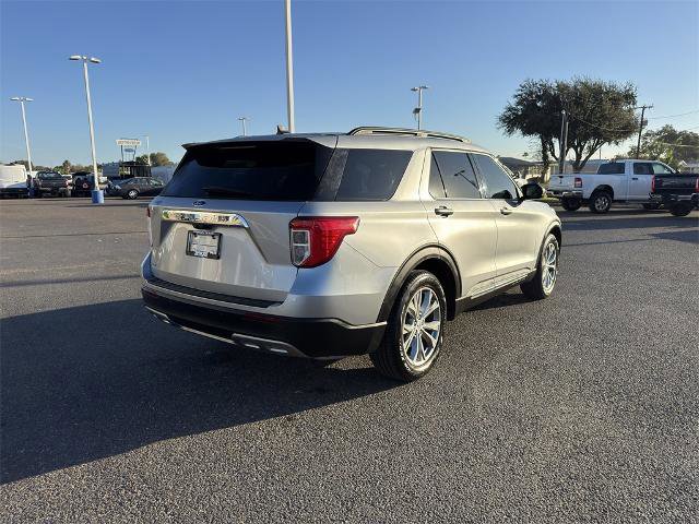 Certified 2022 Ford Explorer XLT w/ Equipment Group 202A image 3
