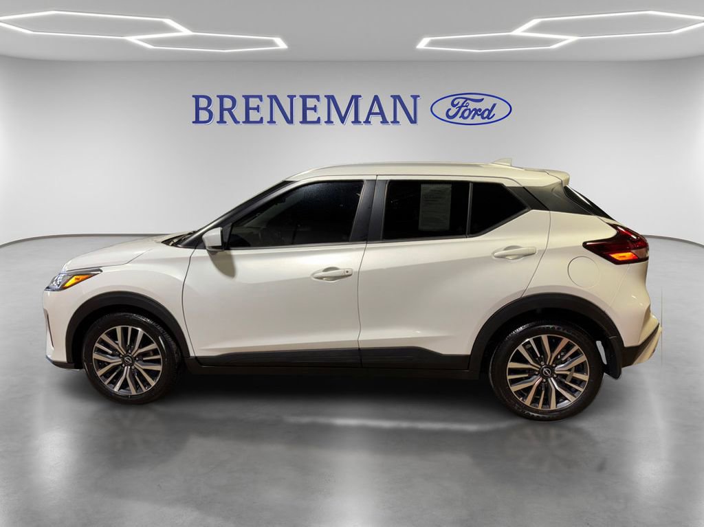 Used 2022 Nissan Kicks SV image 2