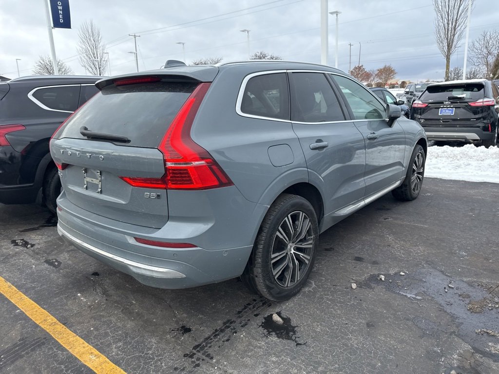 Used 2022 Volvo XC60 B5 Inscription image 3