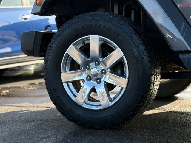 Used 2018 Jeep Wrangler Unlimited Sahara w/ Connectivity Group image 40