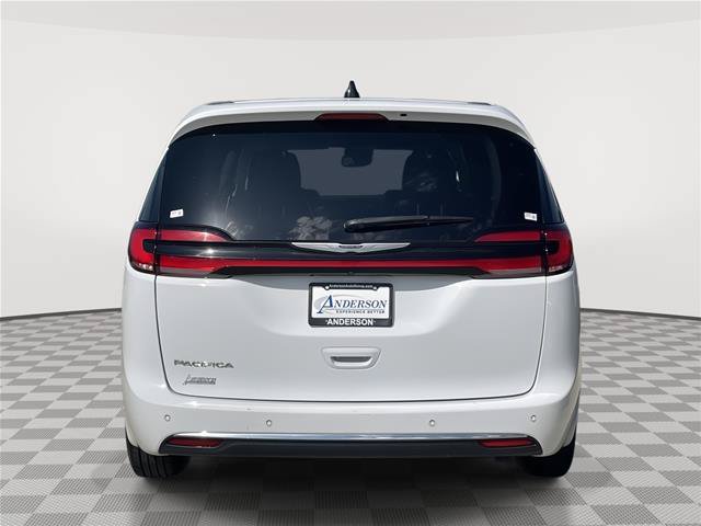 Used 2024 Chrysler Pacifica Touring-L FWD image 8