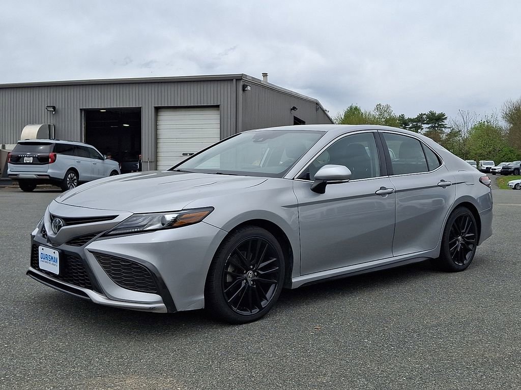 Used 2022 Toyota Camry XSE FWD image 3