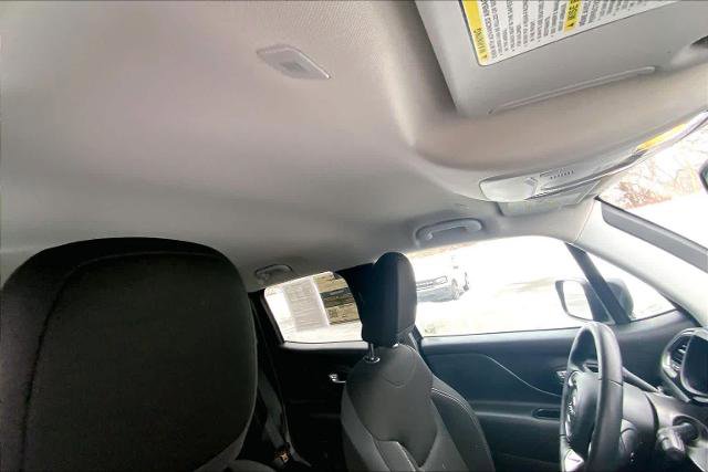 Used 2023 Jeep Renegade Latitude w/ Premium Group image 13