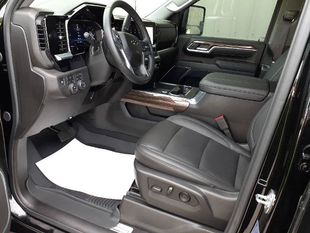 Used 2025 Chevrolet Silverado 2500 LT w/ Trail Boss Package AWD/4WD image 2