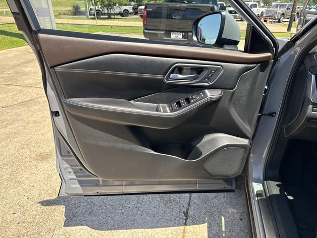 Used 2023 Nissan Rogue Platinum w/ Platinum Premium Package AWD/4WD image 18