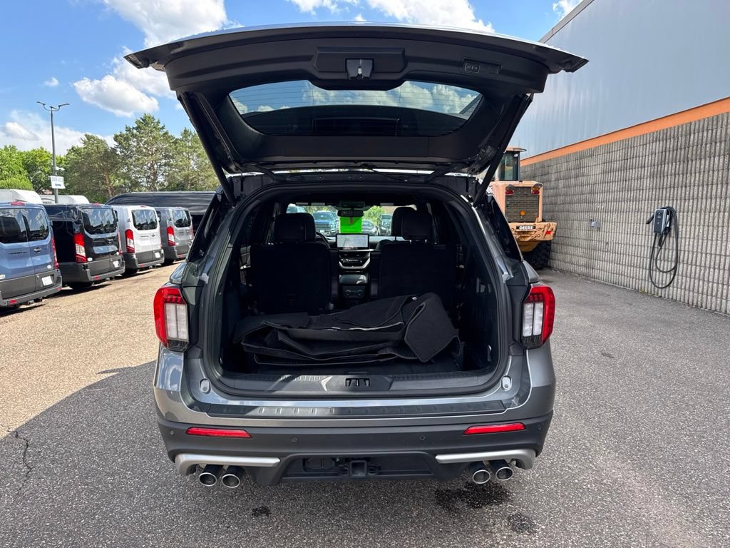 Certified 2025 Ford Explorer Platinum w/ Ultimate Package AWD/4WD image 39