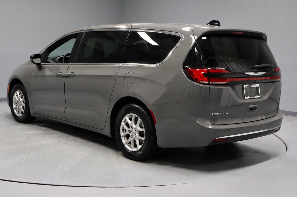 Used 2025 Chrysler Pacifica Select FWD image 10
