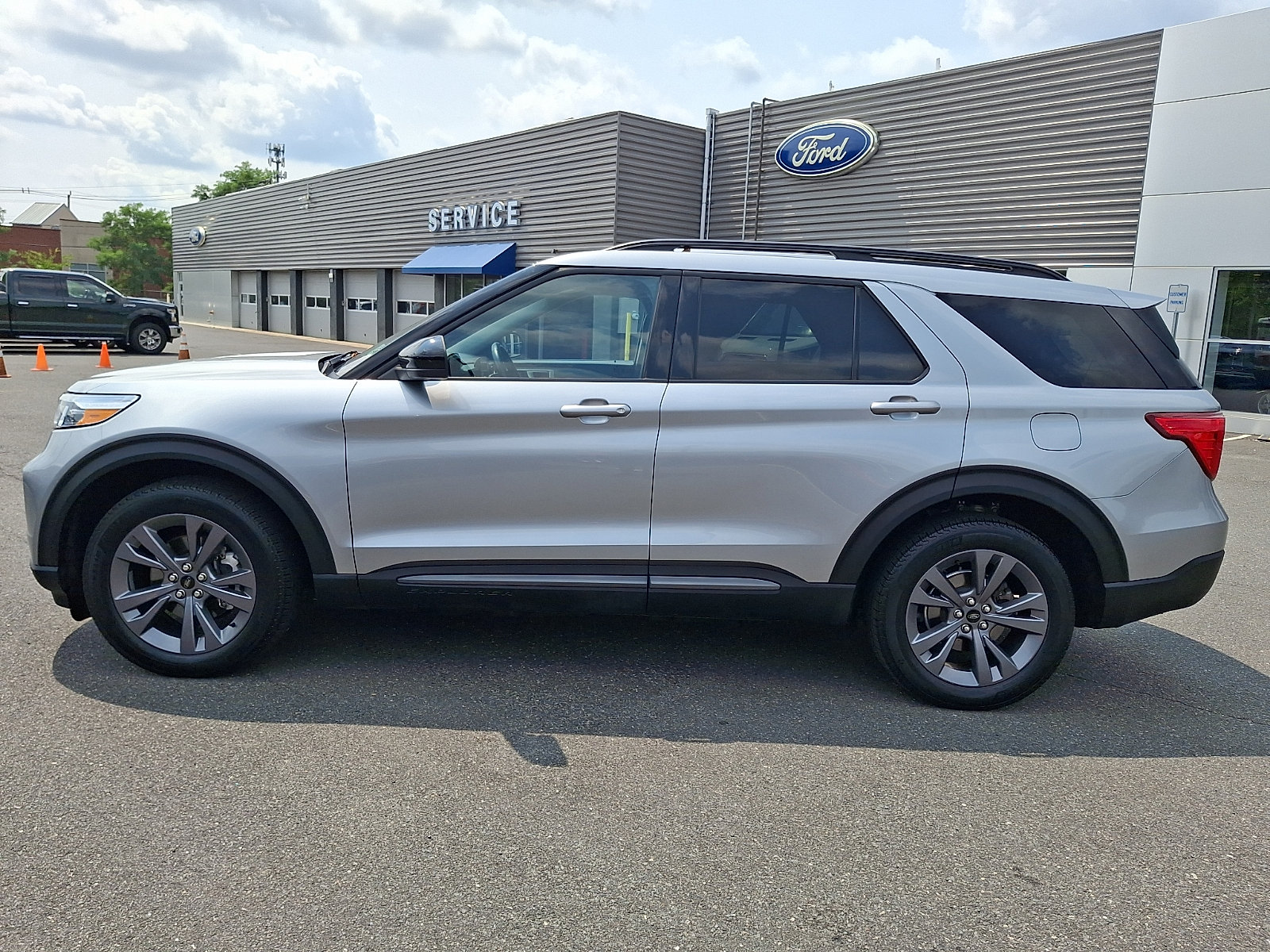 Certified 2023 Ford Explorer XLT w/ Equipment Group 202A AWD/4WD image 6