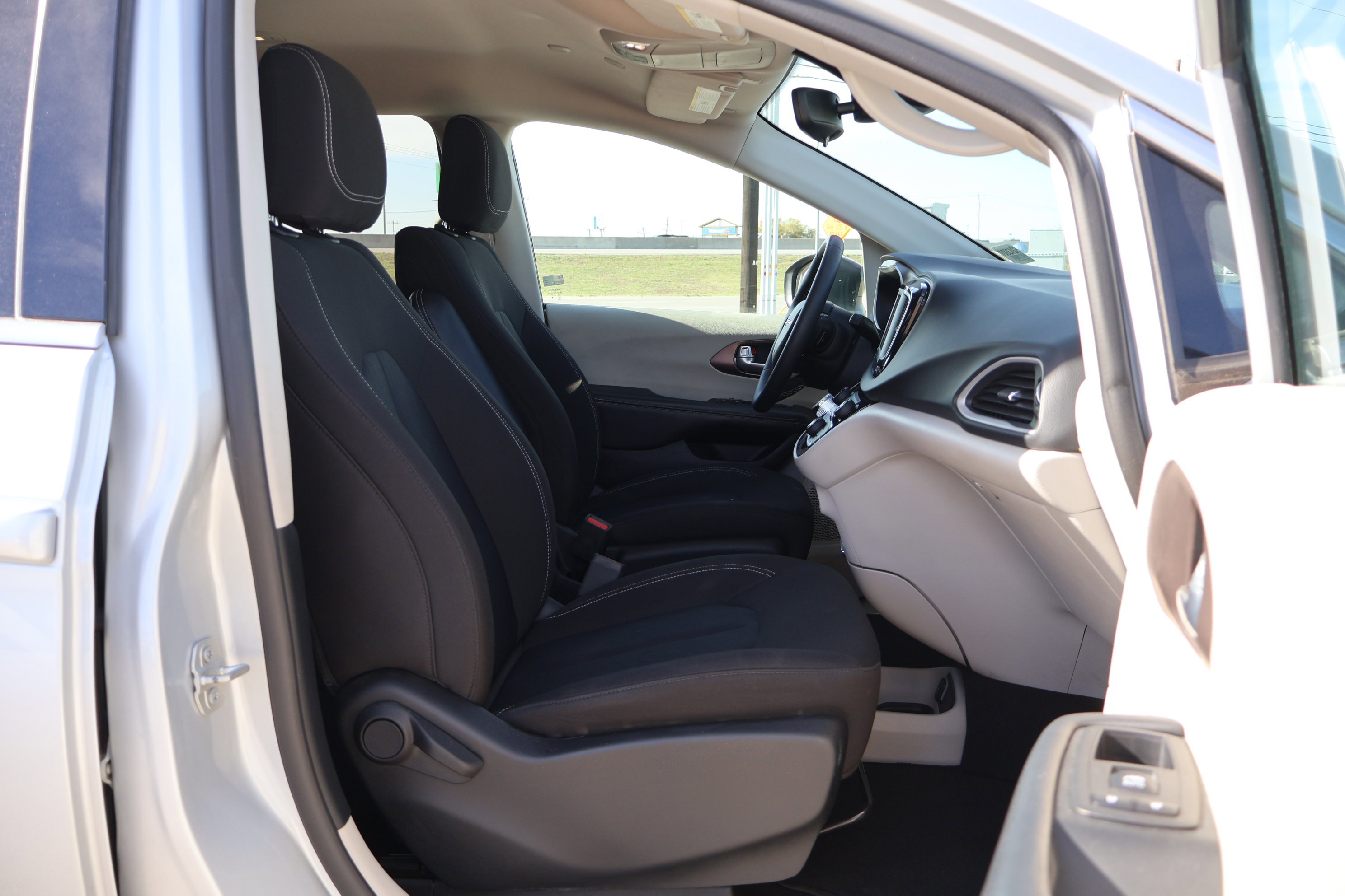 Used 2024 Chrysler Voyager LX image 38