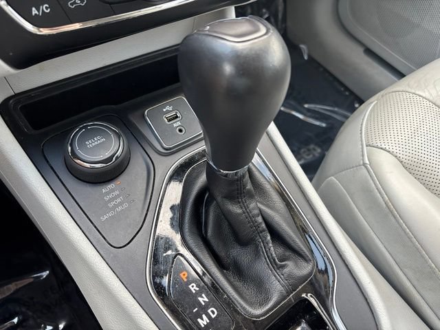Used 2019 Jeep Cherokee Limited AWD/4WD image 29