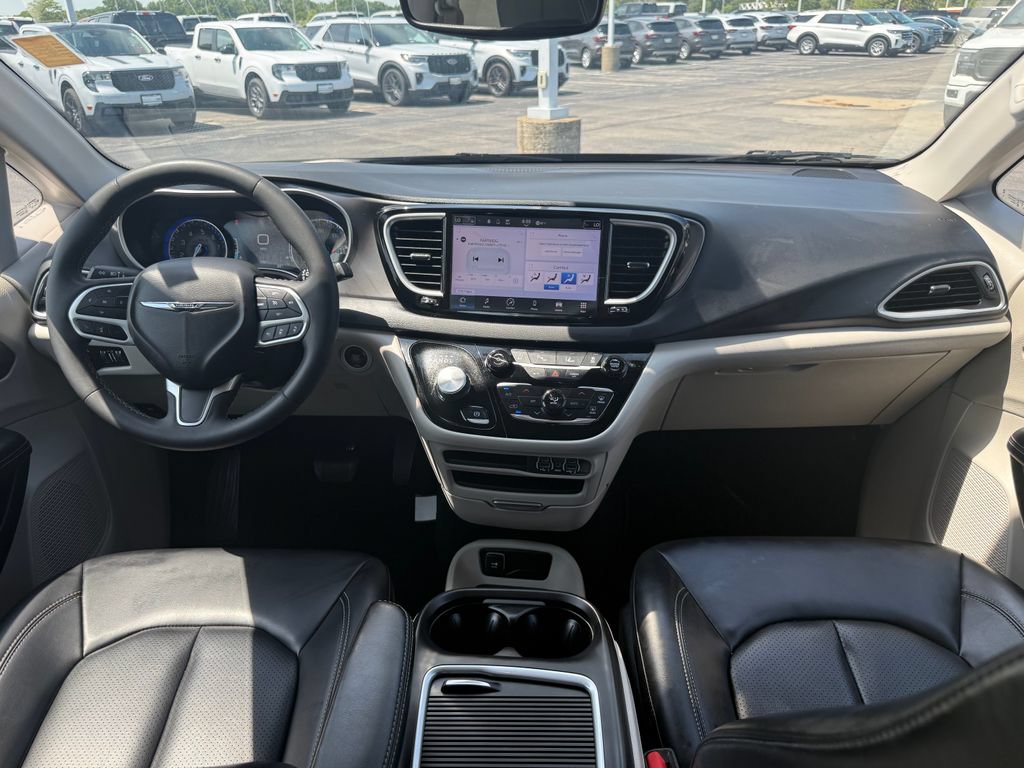 Used 2024 Chrysler Pacifica Touring-L FWD image 23