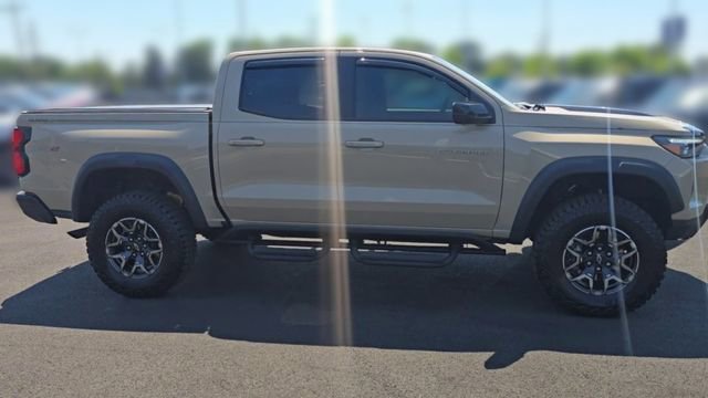 Used 2024 Chevrolet Colorado ZR2 w/ ZR2 Convenience Package III AWD/4WD image 2