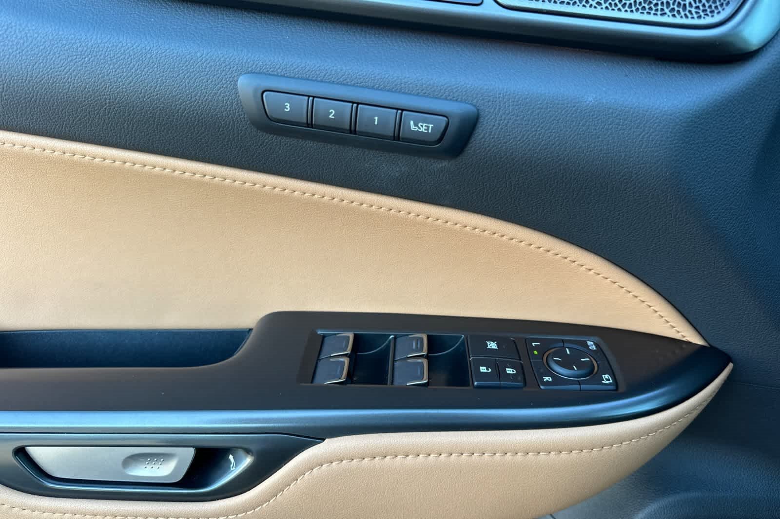 Used 2025 Lexus NX 300h AWD w/ Luxury Package image 12