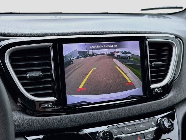 Used 2025 Chrysler Pacifica Select FWD image 11
