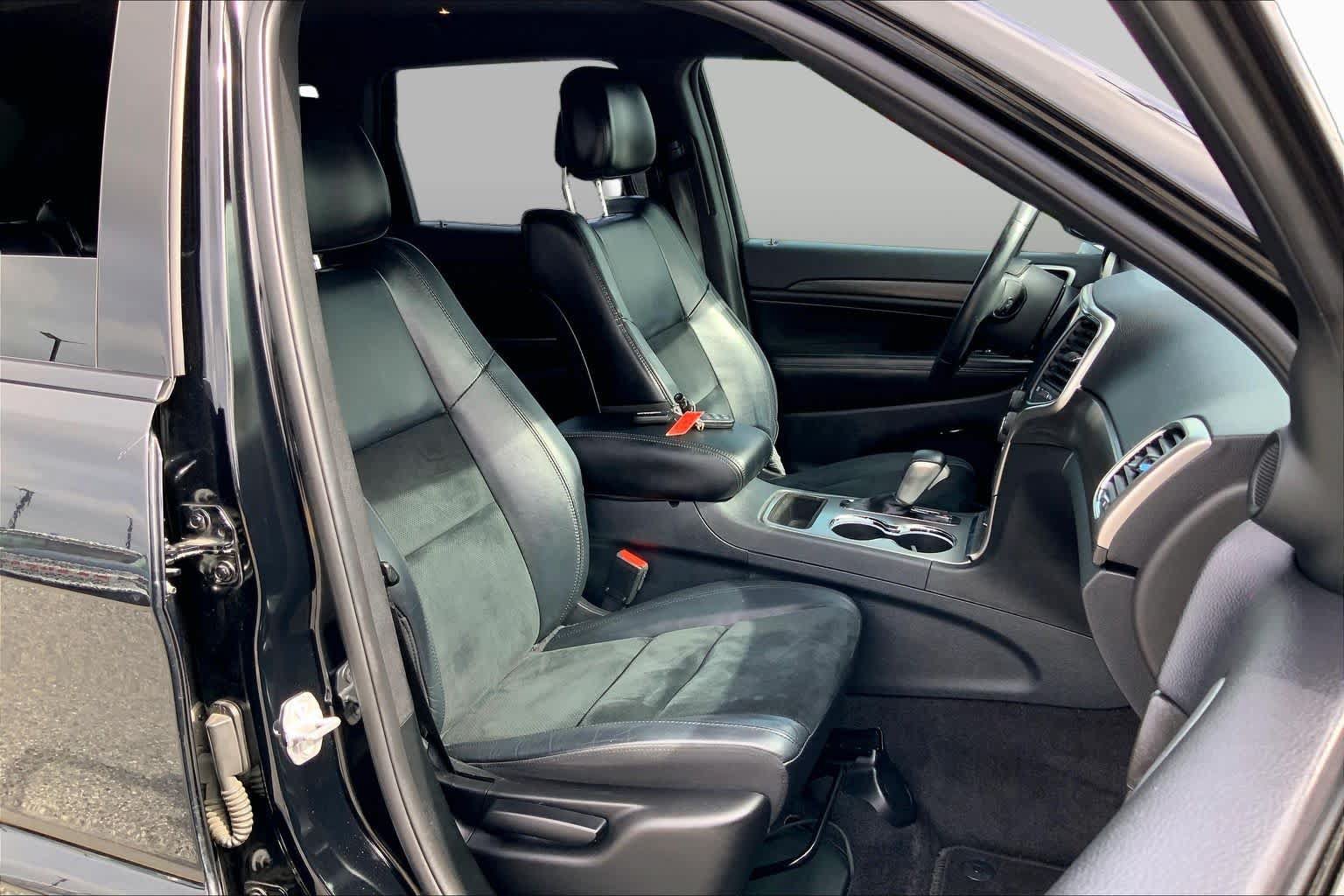Used 2018 Jeep Grand Cherokee Altitude AWD/4WD image 9