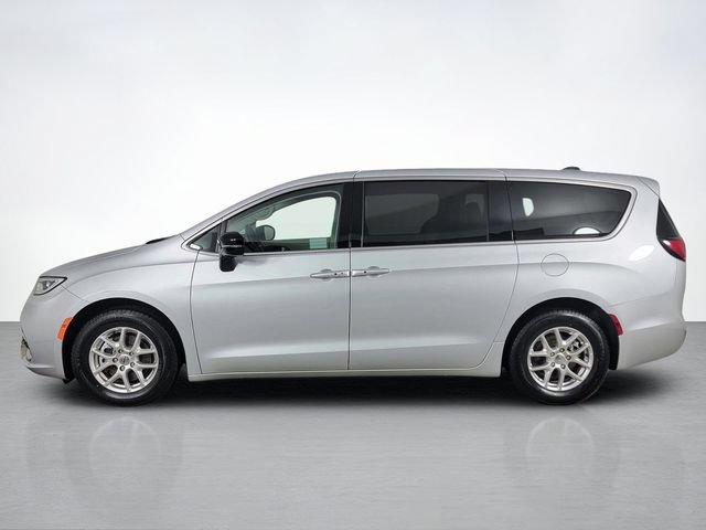 Used 2024 Chrysler Pacifica Touring-L FWD image 6