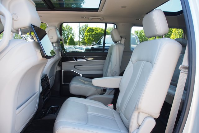 Used 2022 Jeep Wagoneer Series II w/ Premium Group I AWD/4WD image 24