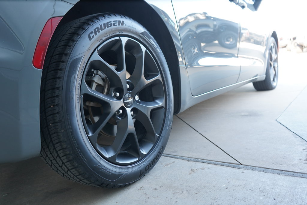 Used 2025 Chrysler Pacifica Limited FWD image 9