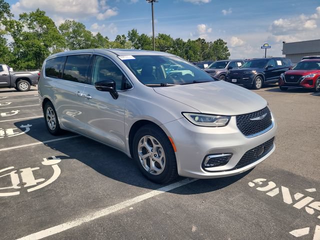 Used 2024 Chrysler Pacifica Limited FWD image 2