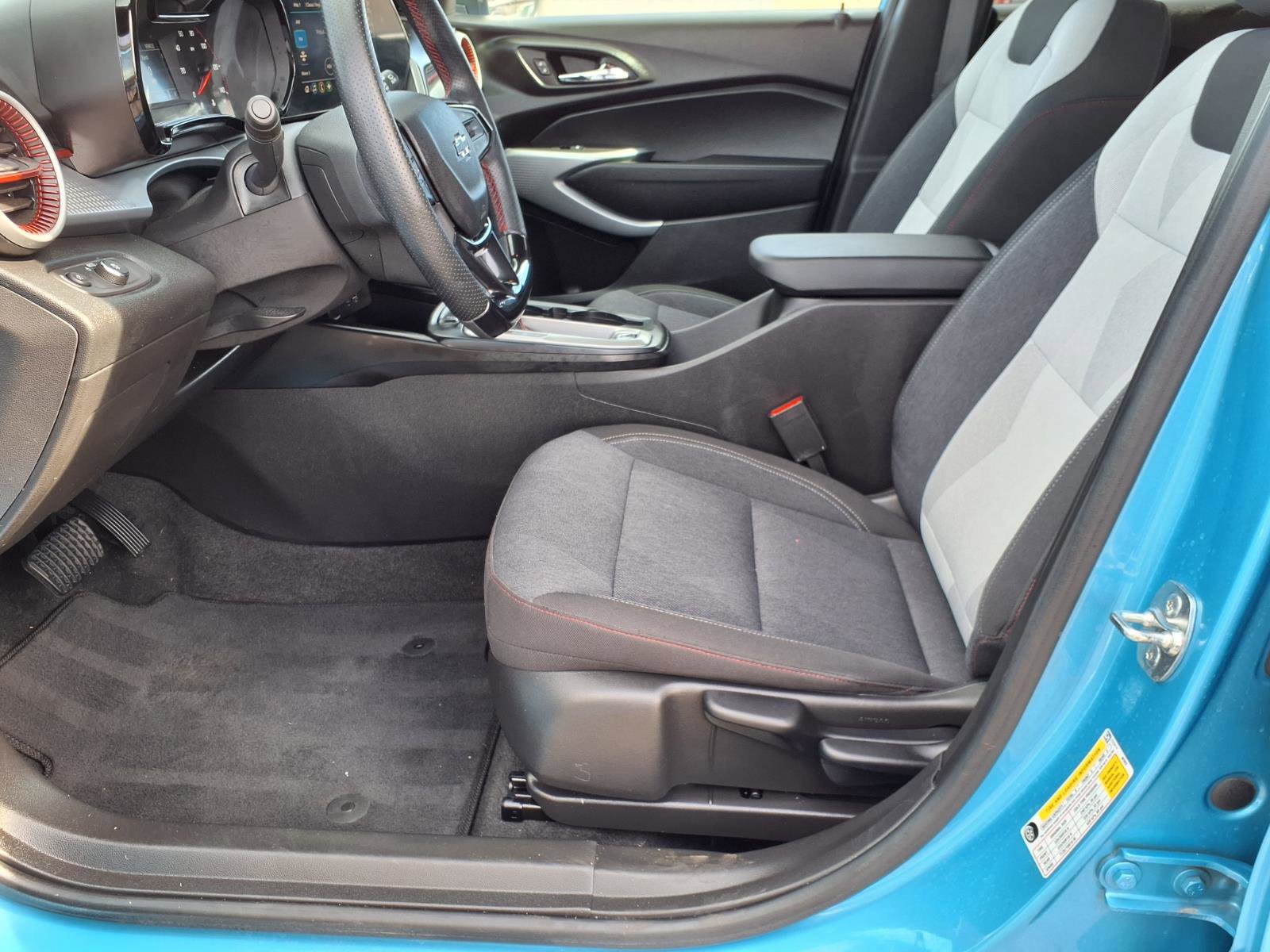 Used 2025 Chevrolet Trax RS w/ Sunroof Package FWD image 21