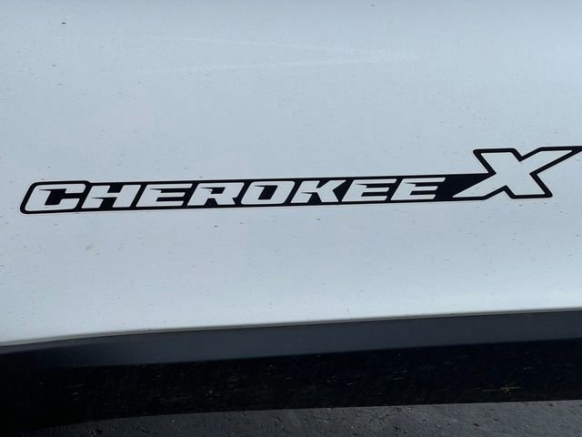 Used 2022 Jeep Cherokee Latitude w/ Sun & Sound Group AWD/4WD image 3