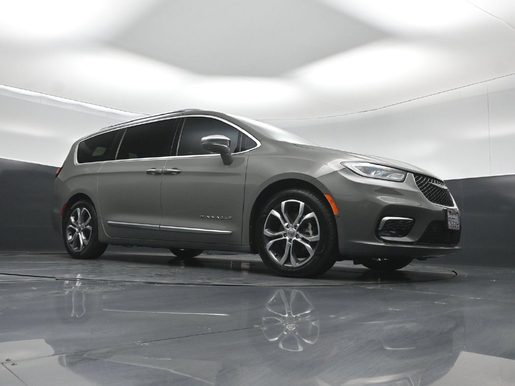Used 2024 Chrysler Pacifica Pinnacle FWD image 3