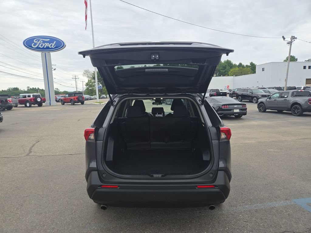 Used 2022 Toyota RAV4 LE AWD/4WD image 3