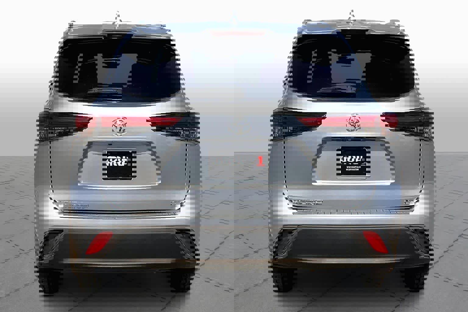 Used 2022 Toyota Highlander XLE image 2