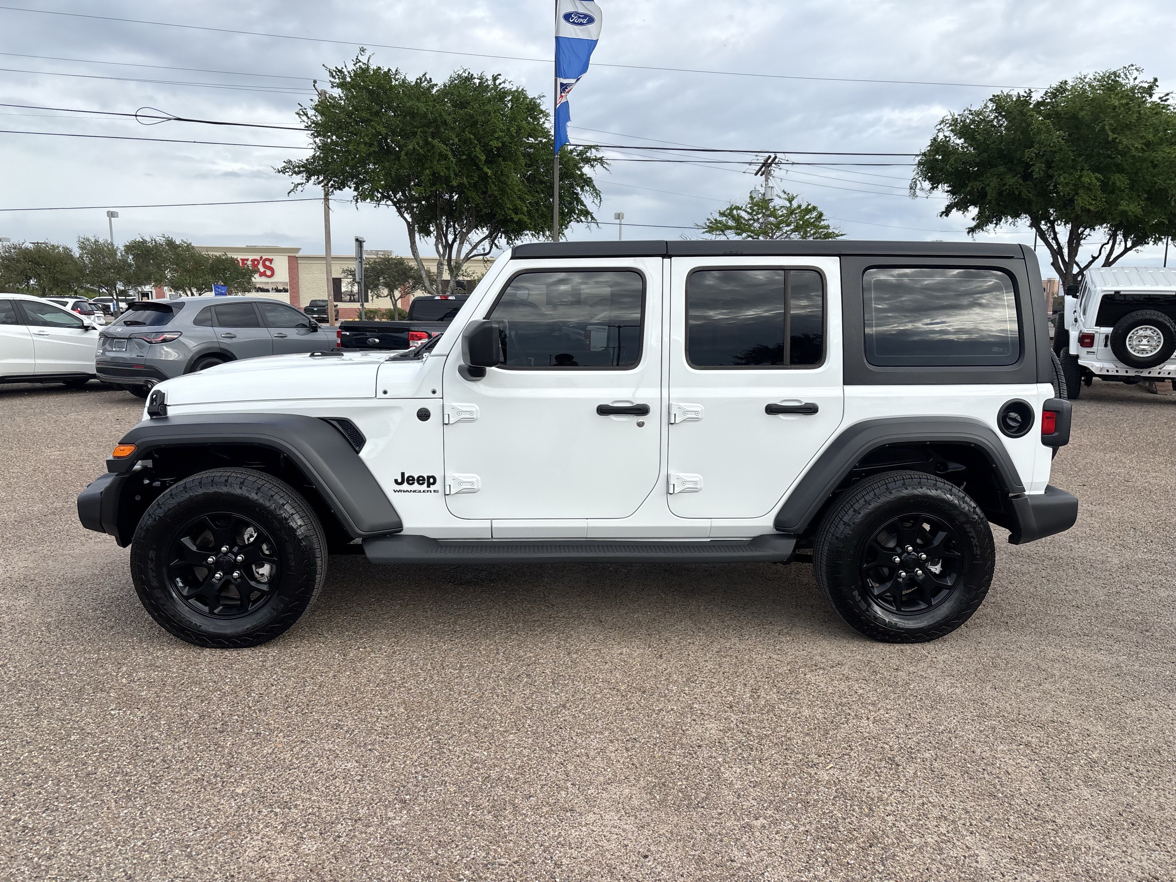 Used 2025 Jeep Wrangler Unlimited Sport AWD/4WD image 2