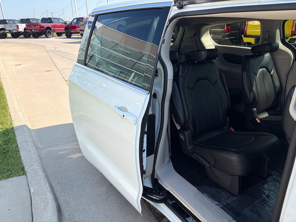 Used 2024 Chrysler Pacifica Touring-L FWD image 20