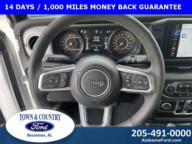 Used 2025 Jeep Wrangler Sahara image 18