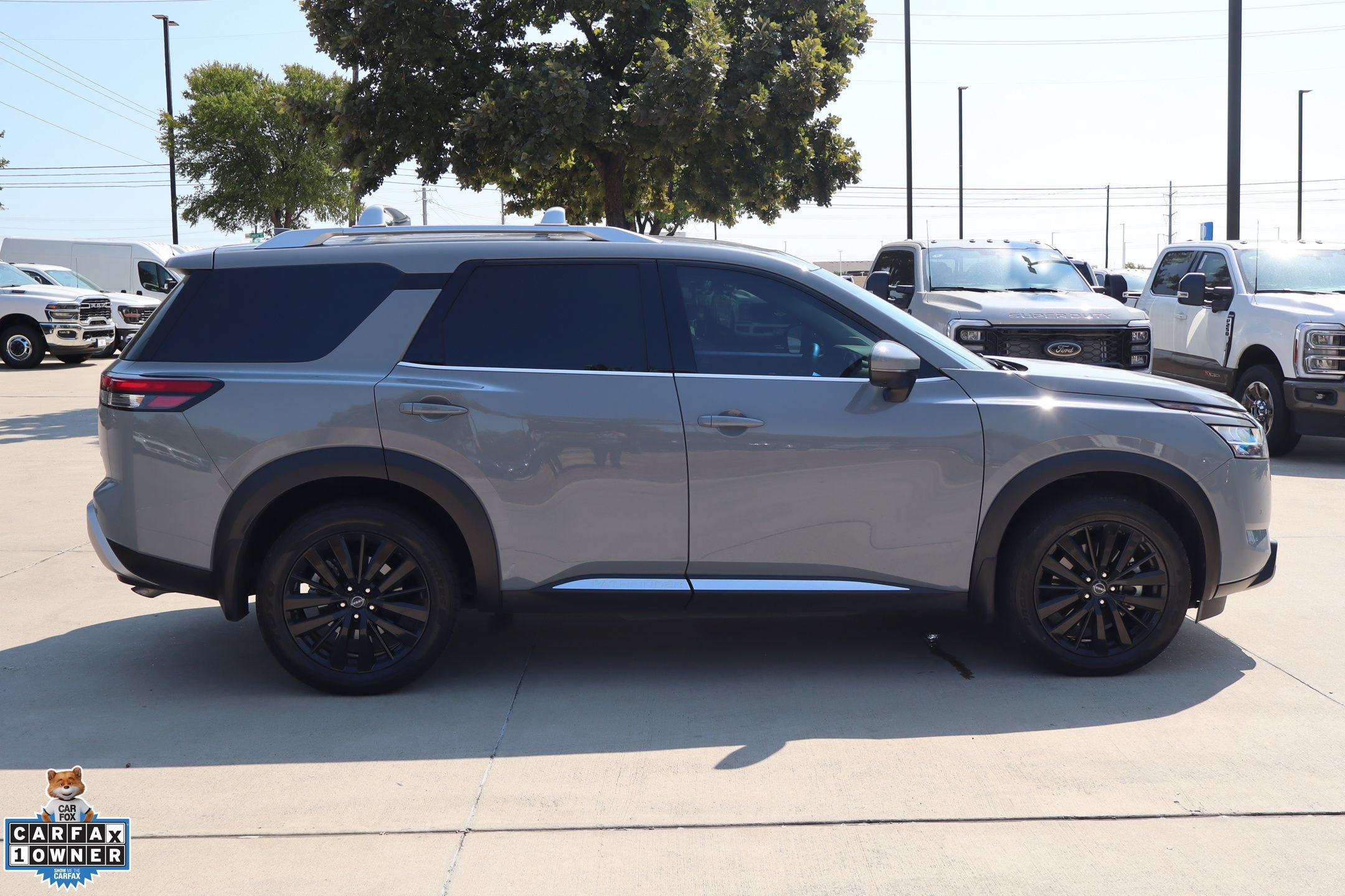 Used 2024 Nissan Pathfinder Platinum w/ Lighting Package (N92) AWD/4WD image 2
